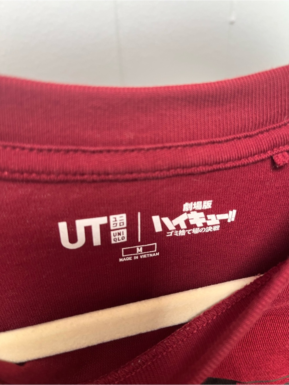 Uniqlo x Haikyuu Men's Maroon Short-Sleeve Tee Kenma and Kuroo - Picture 2 of 3